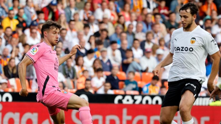 Javi Puado vivió el cruel descenso en Mestalla