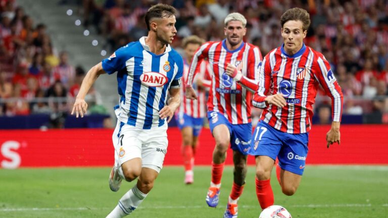Javi Puado controla un balón en el Atlético de Madrid - Espanyol disputado en el Metropolitano