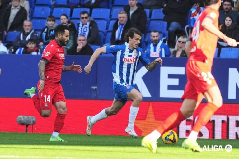 Carlos Romero inicia una contra en el Espanyol - CA Osasuna, en el RCDE Stadium