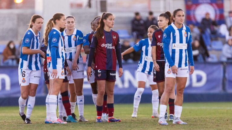 Las jugadoras del Espanyol Femenino defienden una jugada ante el Levante UD Femenino