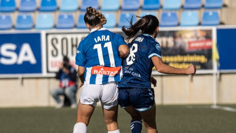 Iara Lacosta y Laura Martínez pelean por llevarse el balón en el Levante Badalona - Espanyol Femenino