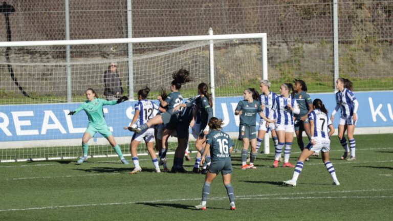 El Espanyol Femenino cerca de la portería de Elene Lete de la Real Sociedad