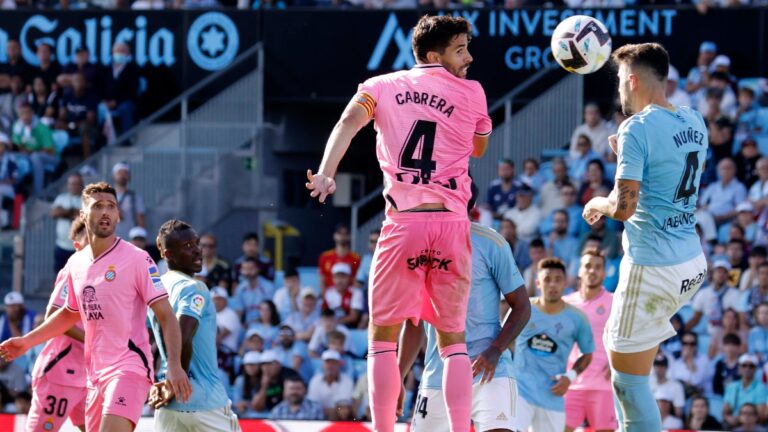 Leandro Cabrera despeja un balón en el RC Celta de Vigo - Espanyol en Balaídos