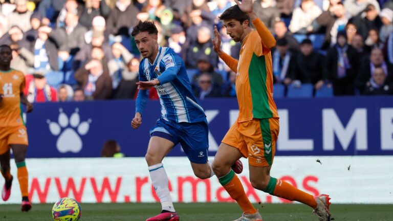 Javi Puado pelea un balón en el Espanyol - Real Betis