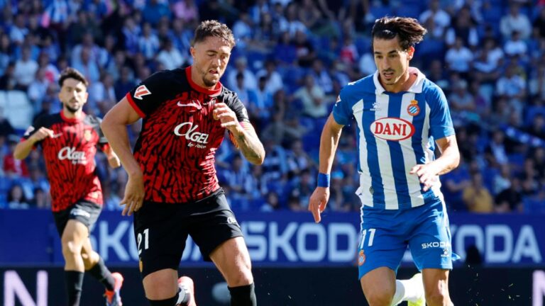 Pere Milla y Raillo pelean un balón en el Espanyol - RCD Mallorca