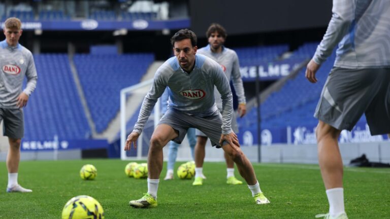 Edu Expósito, un medio de un rondo de un entrenamiento