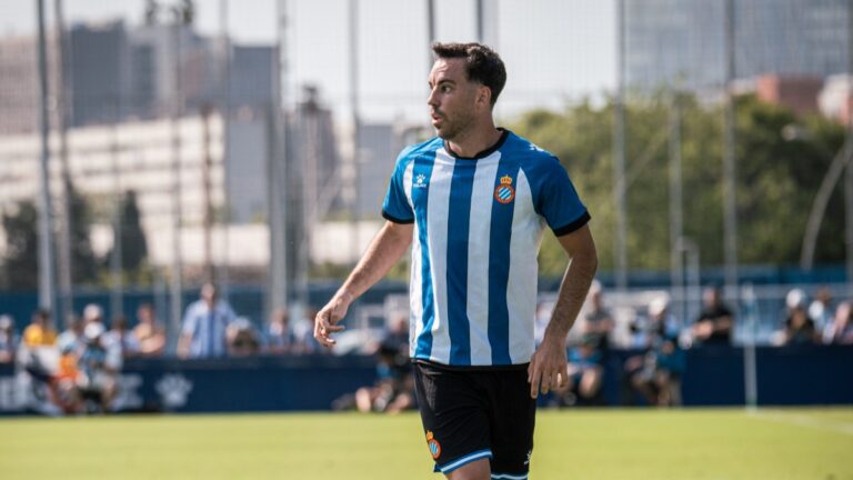 Edu Expósito juega un amistoso de pretemporada en la CE Dani Jarque
