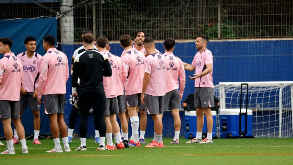 Edu Expósito: "Cuando estás en Catalunya o fuera, siempre quieres jugar en el Espanyol" 1 Edu Expósito recibió las 'collejas' de sus compañeros en su regreso a los entrenamientos grupales