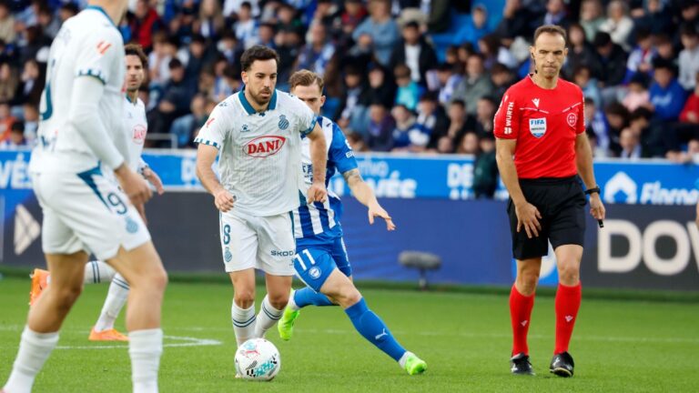 Edu Expósito: «Es el sello del Espanyol» Edu Expósito inicia el juego del Espanyol ante el Deportivo Alavés