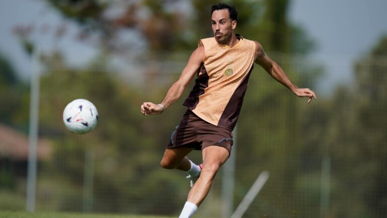 Edu Expósito: «Tenemos una ilusión enorme por ir a Europa» Edu Expósito, en un ejercicio con balón en Torremirona