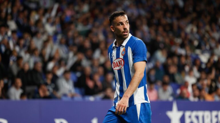 Edu Expósito va a buscar un balón en un partido celebrado en el RCDE Stadium