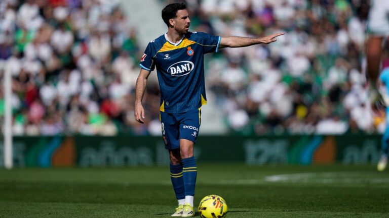 Edu Expósito, titular en el Elche CF - Espanyol