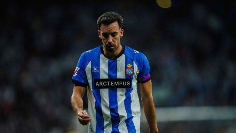 Edu Expósito da las claves para revertir la situación Edu Expósito luce un brazalete morado en el Espanyol - Elche CF