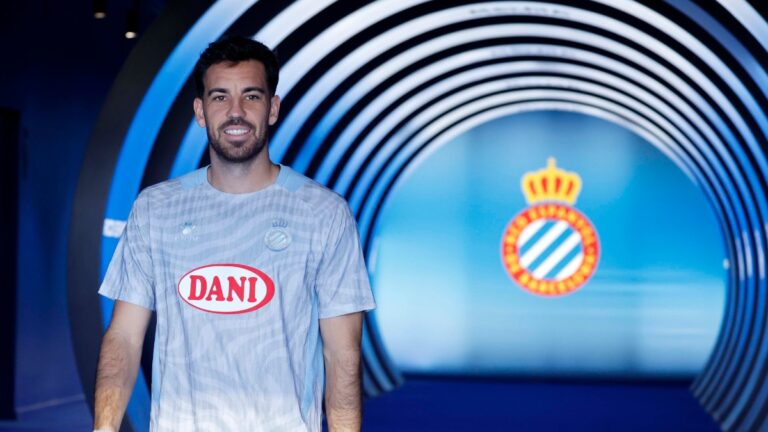 Edu Expósito, en el túnel de vestuarios del RCDE Stadium