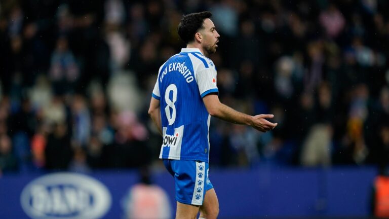 Edu Expósito: «Cuando estás en Catalunya o fuera, siempre quieres jugar en el Espanyol» Edu Expósito no entiende una decisión en el Espanyol - Deportivo Alavés