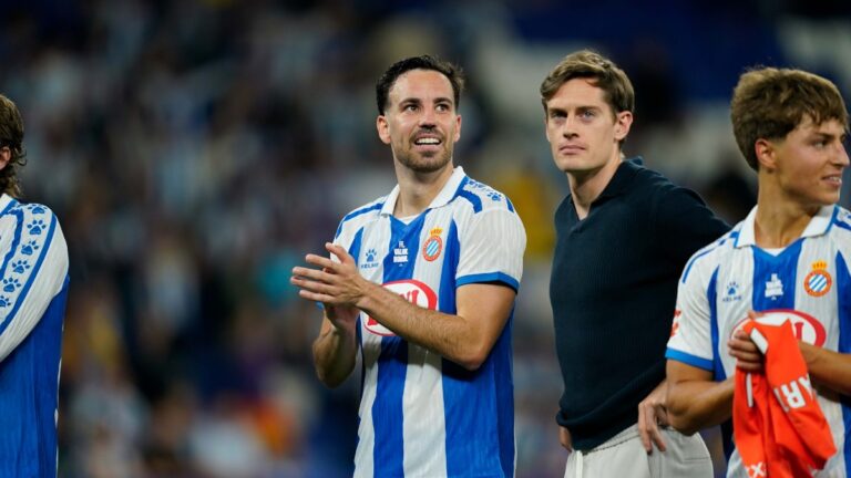 Edu Expósito: «Esta temporada nos ha puesto a prueba de verdad» Edu Expósito aplaude a la afición del Espanyol en el último partido de LaLiga