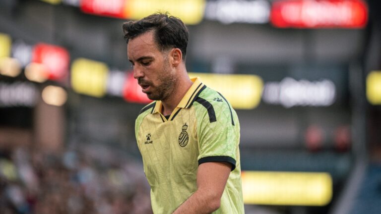 Edu Expósito se dirige al córner en el Burnley FC - Espanyol