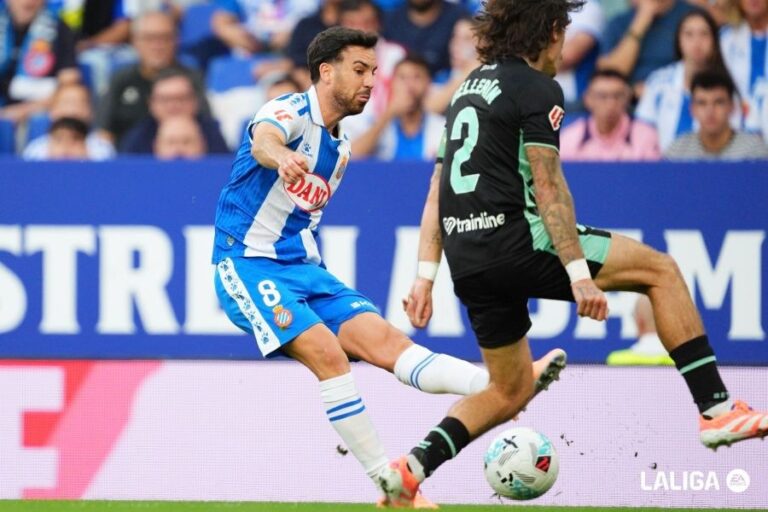 Edu Expósito genera peligro en el Espanyol - Real Betis