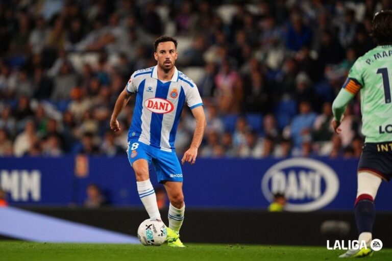 Edu Expósito controla un balón en el Espanyol - Levante UD