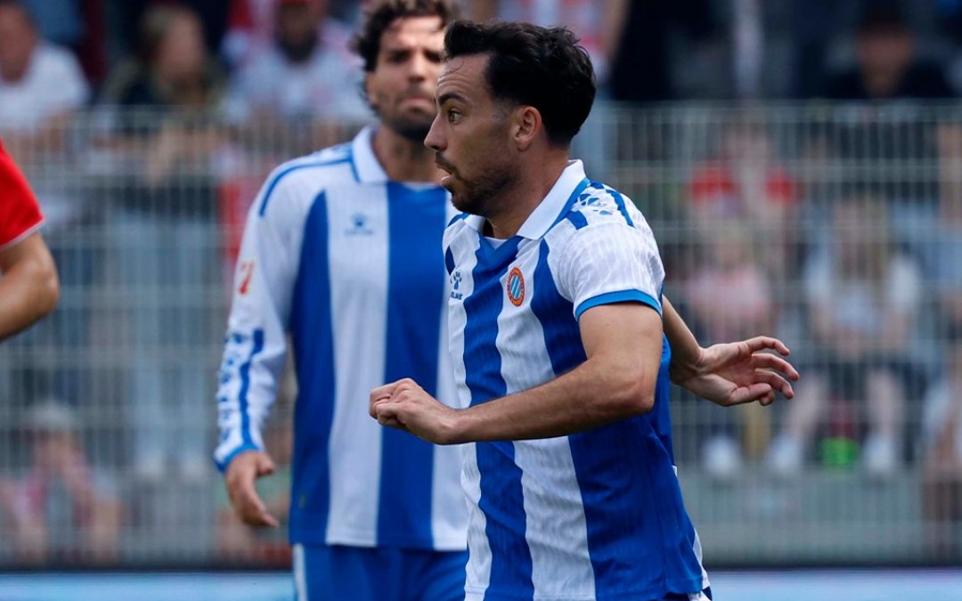 Edu Expósito controla un balón en el amistoso entre el Unión Berlín - Espanyol