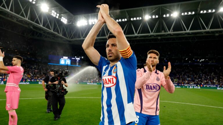 Edu Expósito aplaude a todos los pericos que asistieron al RCDE Stadium en el derbi