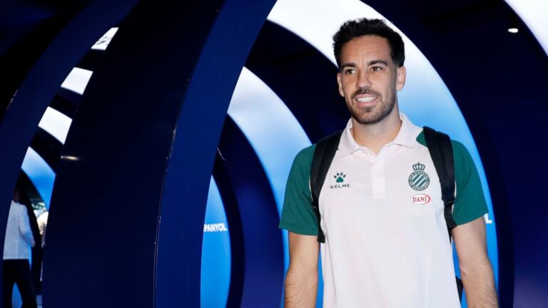 Edu Expósito a su llegada al RCDE Stadium con el equipo