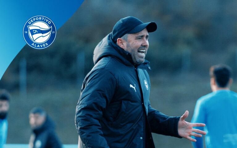 Eduardo Coudet, en un entrenamiento con el Deportivo Alavés