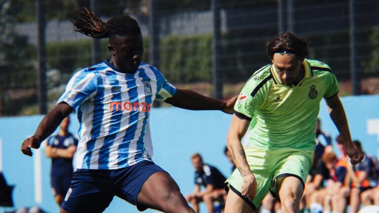 Jofre Carreras disputa un balón con un rival del Coventry