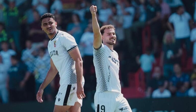 Marcos Fernández levanta el puño para celebrar con la afición de la AD Ceuta un gol