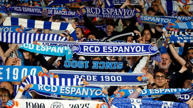 La afición perica alza sus bufandas en el Espanyol - FC Barcelona