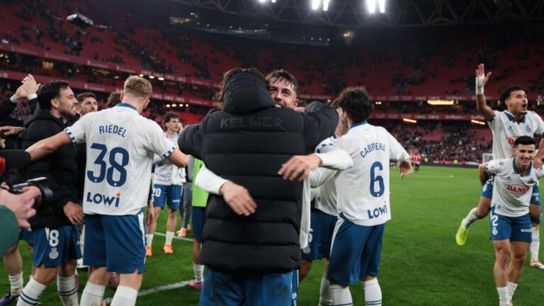 ENCUESTA: ¿Qué nota le pones al 2025 del Espanyol? Los jugadores del Espanyol celebran la quinta victoria consecutiva en San Mamés
