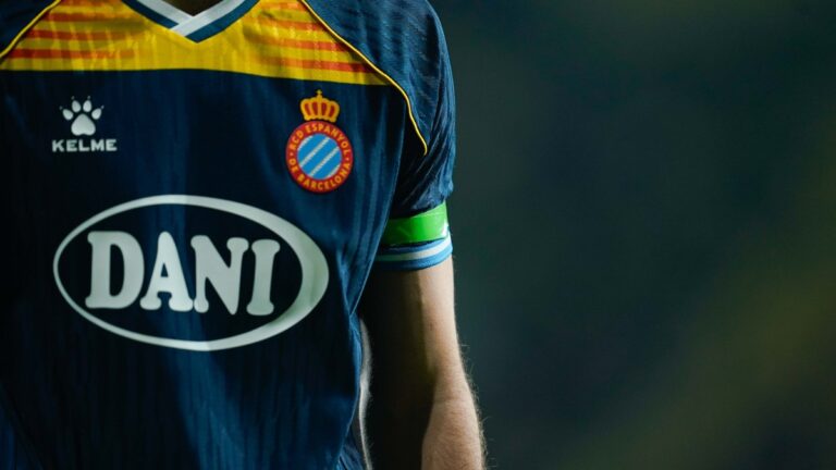 El Espanyol repite el gesto del brazalete verde con el Villarreal CF