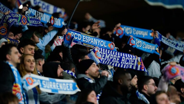 La afición perica anima en el Espanyol - Deportivo Alavés