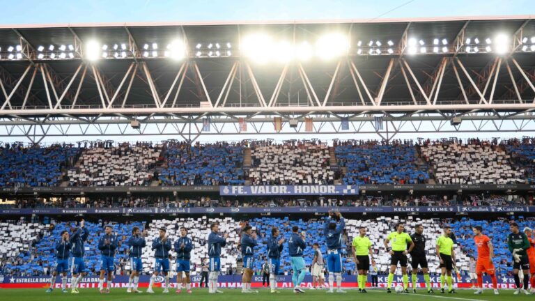 La afición del Espanyol recibió al equipo con un mosaico blanquiazul