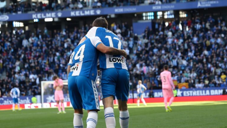 Dolan abraza a Jofre Carreras tras estrenarse como goleador perico