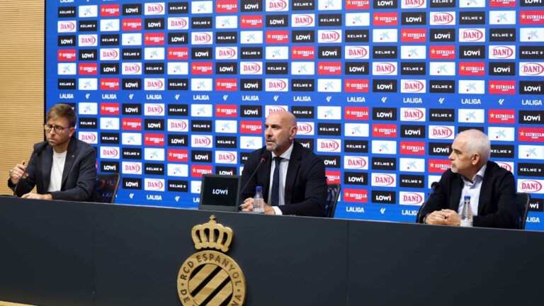 Monchi fue presentado a los medios de comunicación acompañado de Alan Pace y Andrés Merello