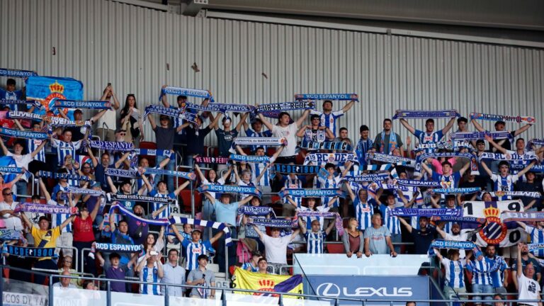 La afición del Espanyol, en la grada visitante de El Sadar