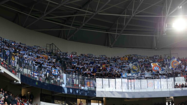 La afición perica anima al Espanyol en El Sadar