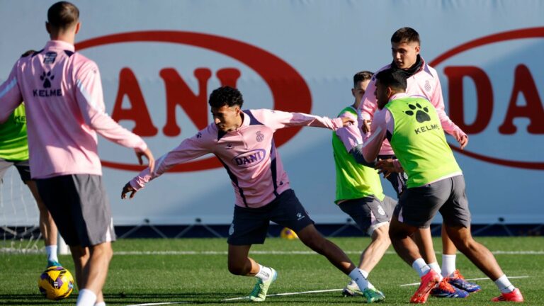 Los jugadores del Espanyol entrenan en la Ciutat Esportiva Dani Jarque