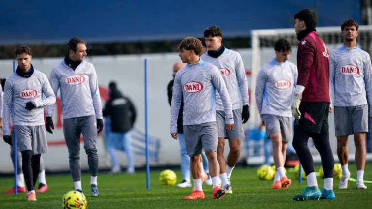 Jugadores del filial entrenan con el primer equipo para preparar el duelo en San Mamés