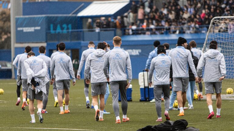 Una afición de ’10’ bajo la lluvia arranca el derbi en la CE Dani Jarque El Espanyol vuelve de las vacaciones de Navidad con un entrenamiento a puerta abierta en la CE Dani Jarque