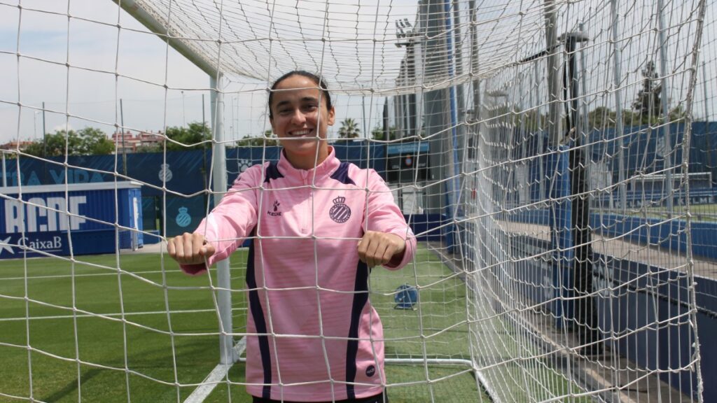 Lice Chamorro: "El escudo del Espanyol pesa diez toneladas más que los demás" 2 Lice Chamorro, en el Campo 1 de la CE Dani Jarque
