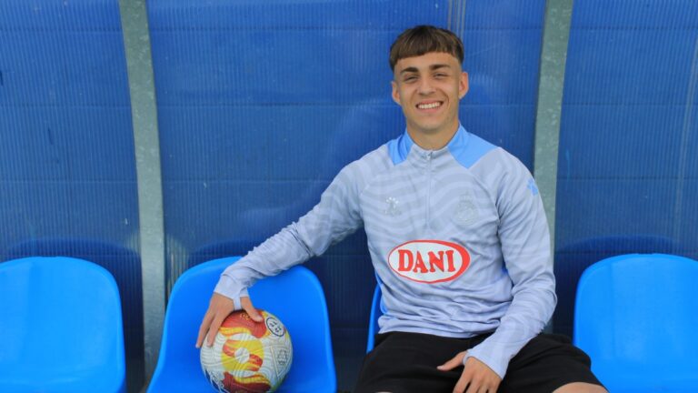Jan Peries: «Ir a entrenar con el primer equipo te hace valorar mucho todo lo que tienes» Jan Peries, con 'El 1900' en la previa del Espanyol B - Atlético Baleares