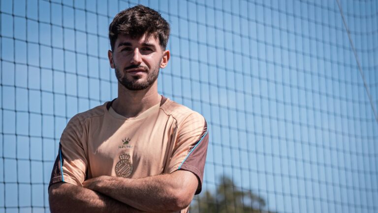 Javi Hernández: «Esta temporada es en la que me puedo asentar» Javi Hernández, con 'El 1900' en la CE Dani Jarque durante la entrevista concedida