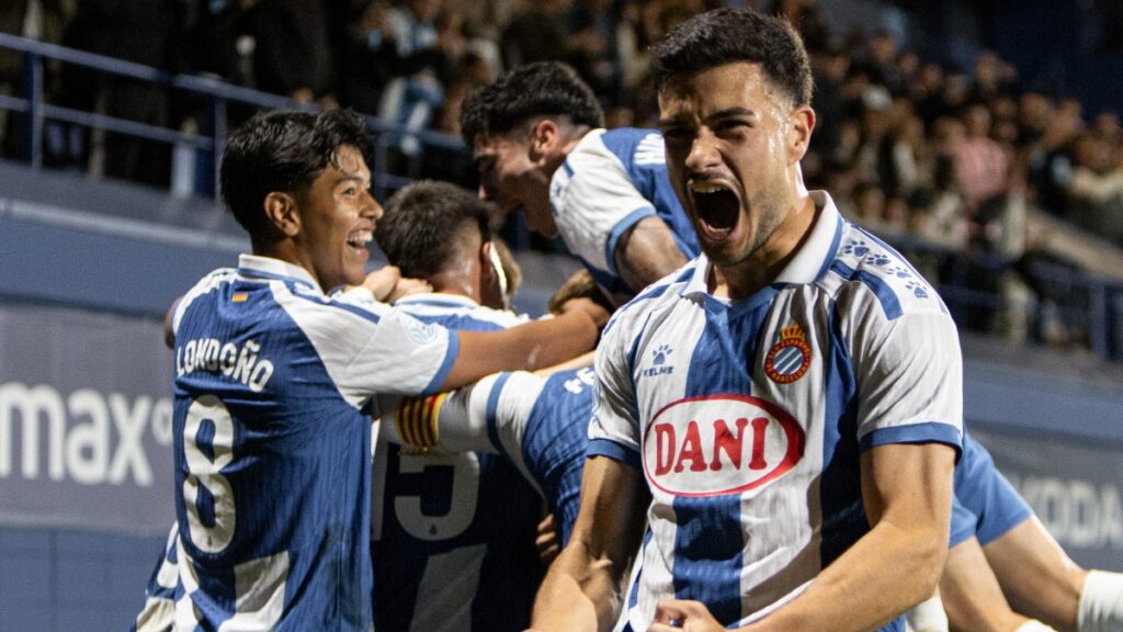 Marcos Fernández celebra con mucha pasión el gol de Ferran Gómez en el derbi ante el Barça Atlètic
