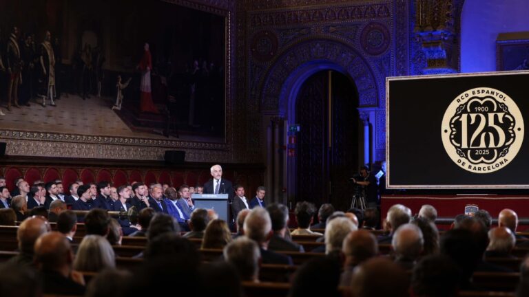 Alan Pace da un discurso en la gala del 125 aniversario del Espanyol