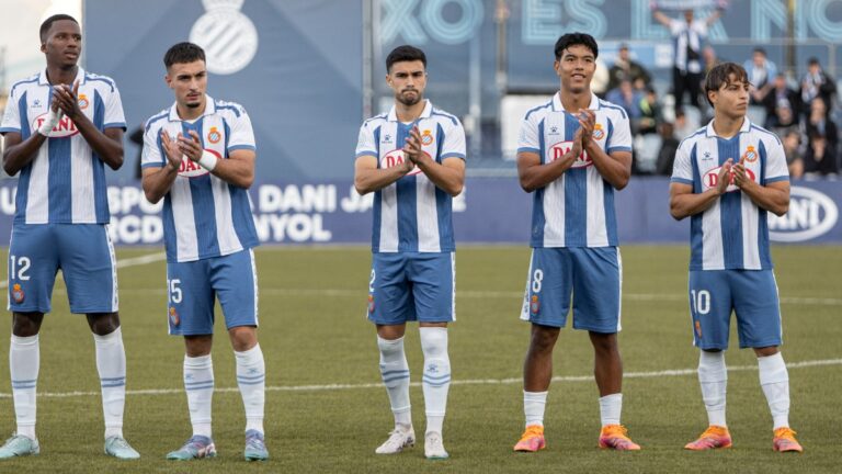 El Espanyol B despide el año en plena lucha Varios jugadores del Espanyol B agradecen el apoyo de los asistentes al derbi de filiales