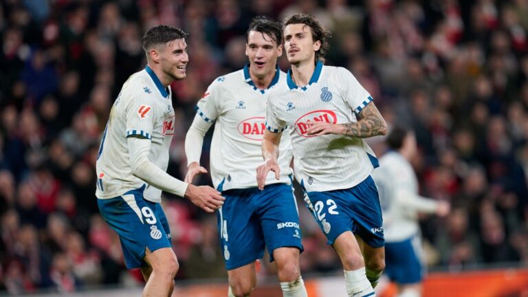 Carlos Romero marca un gol con el Espanyol en San Mamés
