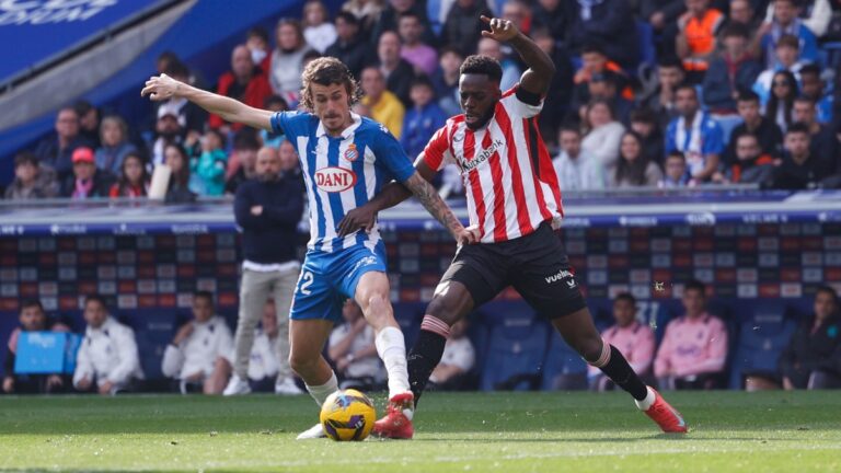 Carlos Romero e Iñaki Williams en una jugada del Espanyol - Athletic Club de Bilbao en el RCDE Stadium