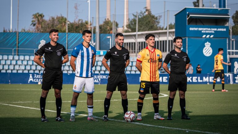 Ferran Gómez, en la foto oficial con el equipo arbitral del amistoso entre el Espanyol B y la UE Sant Andreu